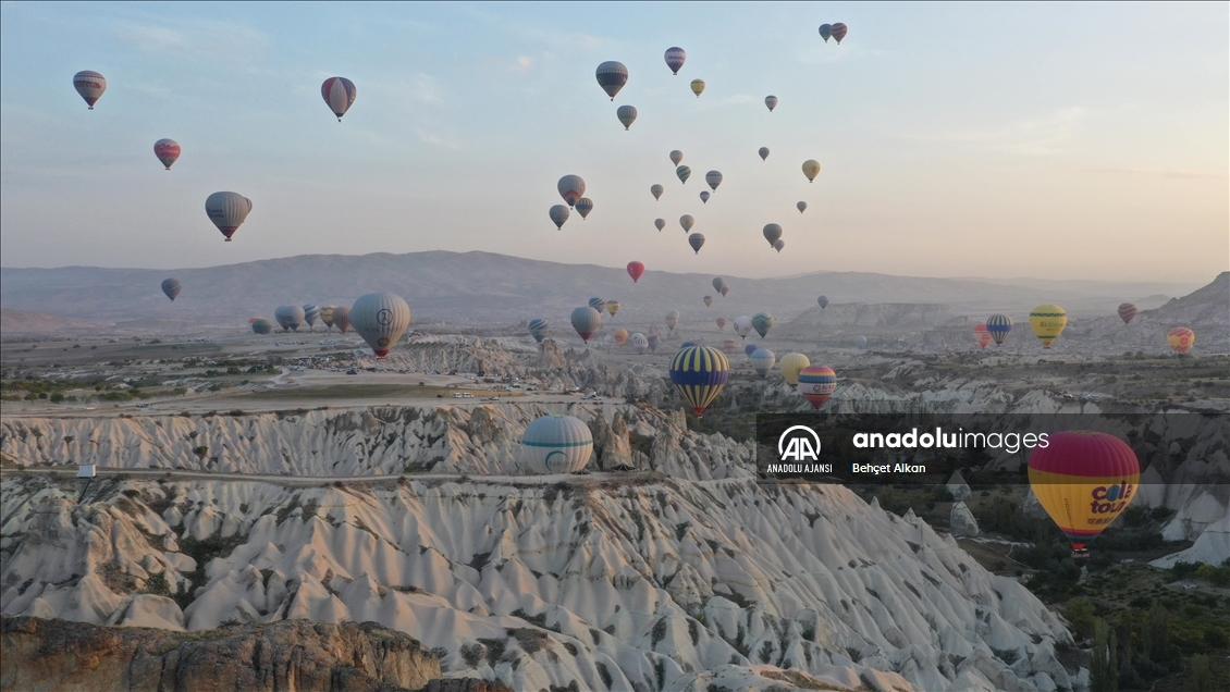 Kapadokya'da sıcak hava balonları rekora uçtu