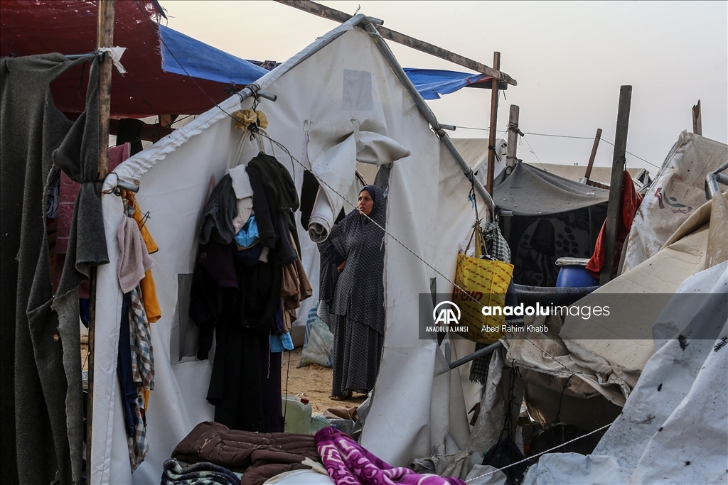 İsrail, El-Mevasi bölgesinde yerinden edilmiş Filistinlilerin çadırlarına saldırı düzenledi