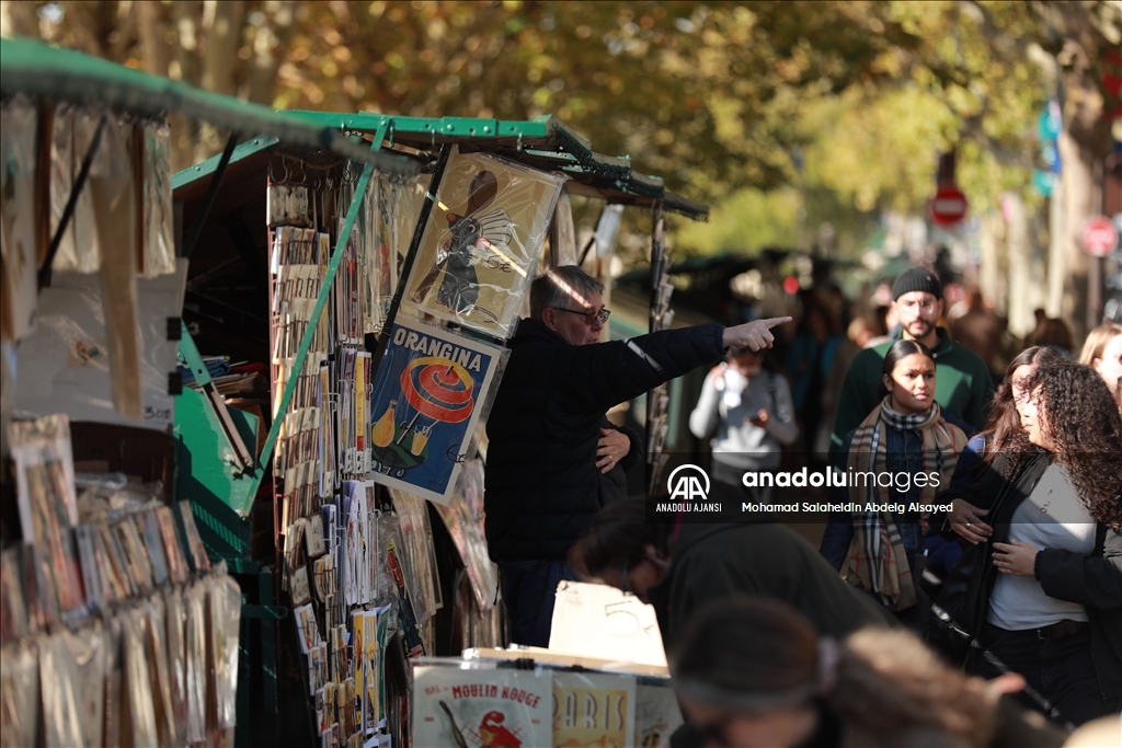 Paris'te Seine Nehri kıyısındaki kitapçılar gün geçtikçe azalıyor  