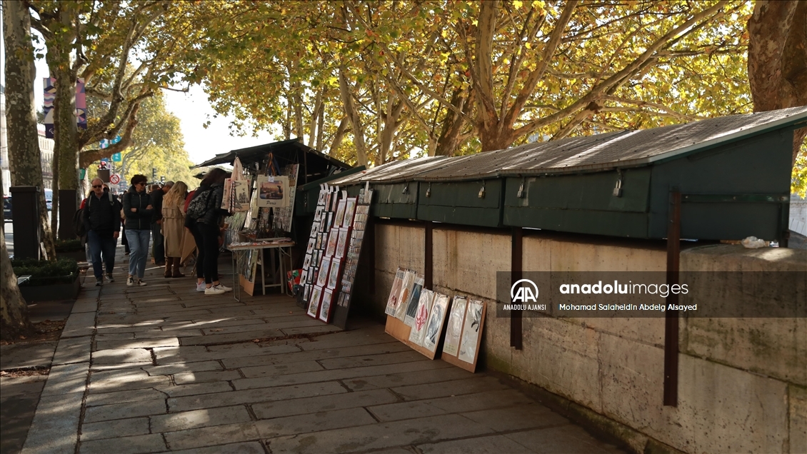 Paris'te Seine Nehri kıyısındaki kitapçılar gün geçtikçe azalıyor  