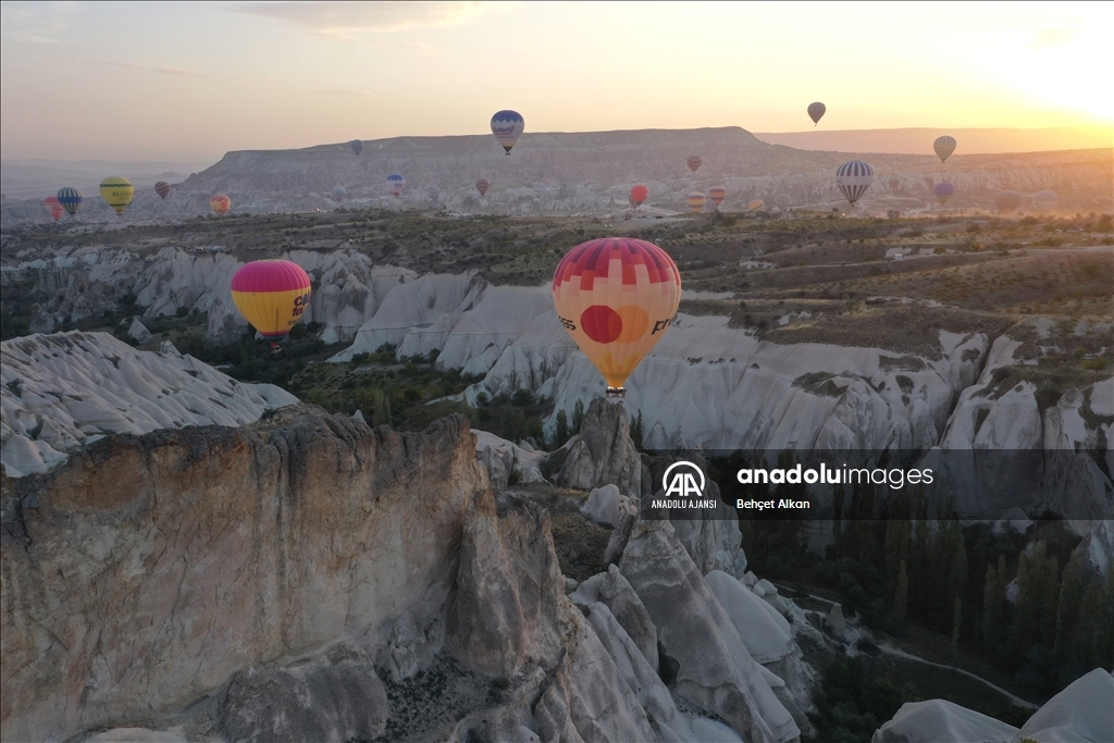 Kapadokya'da sıcak hava balonları rekora uçtu