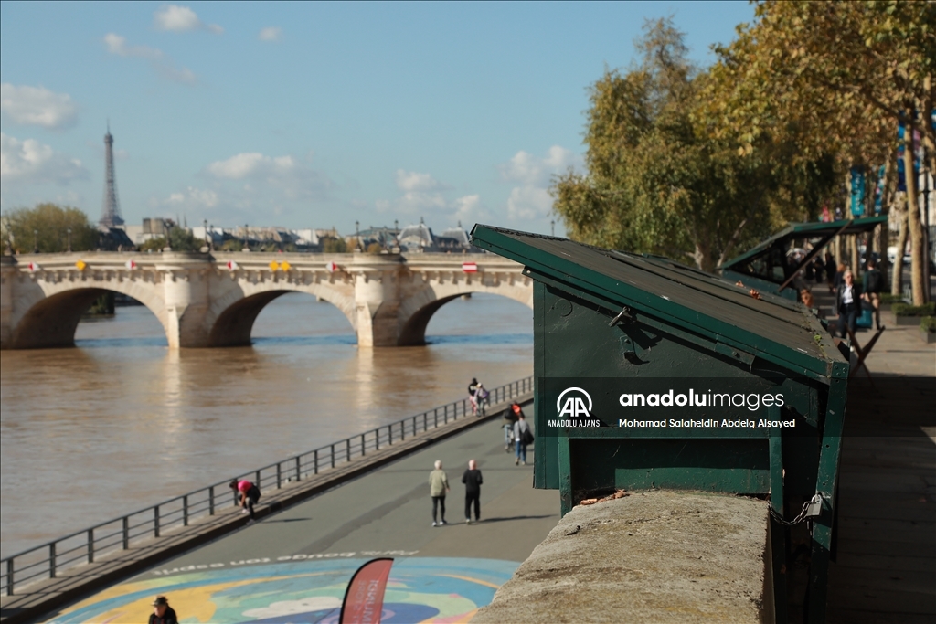 Paris'te Seine Nehri kıyısındaki kitapçılar gün geçtikçe azalıyor  