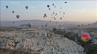 Kapadokya'da sıcak hava balonları rekora uçtu