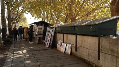 Paris'te Seine Nehri kıyısındaki kitapçılar gün geçtikçe azalıyor