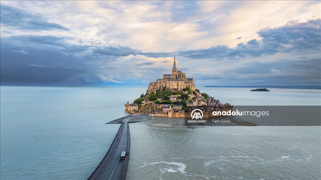 Mont Saint Michel, which stands out with its architecture reminiscent of the Middle Ages