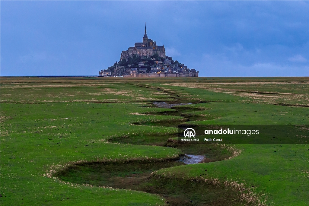 Orta Çağ mimarisiyle dikkati çeken Mont Saint Michel