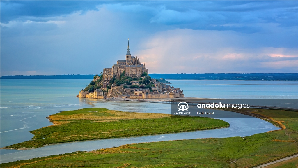 Mont Saint Michel, which stands out with its architecture reminiscent of the Middle Ages