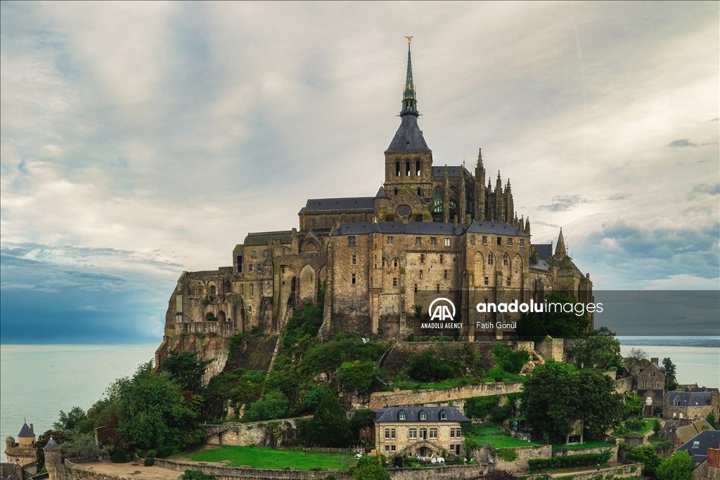 Mont Saint Michel, which stands out with its architecture reminiscent of the Middle Ages