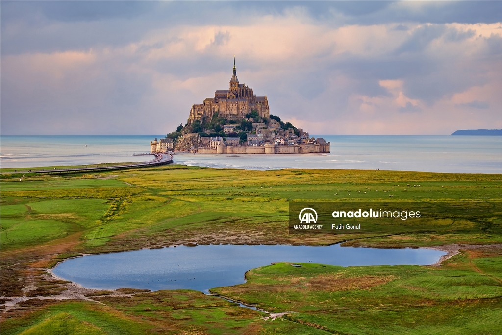 Mont Saint Michel, which stands out with its architecture reminiscent of the Middle Ages