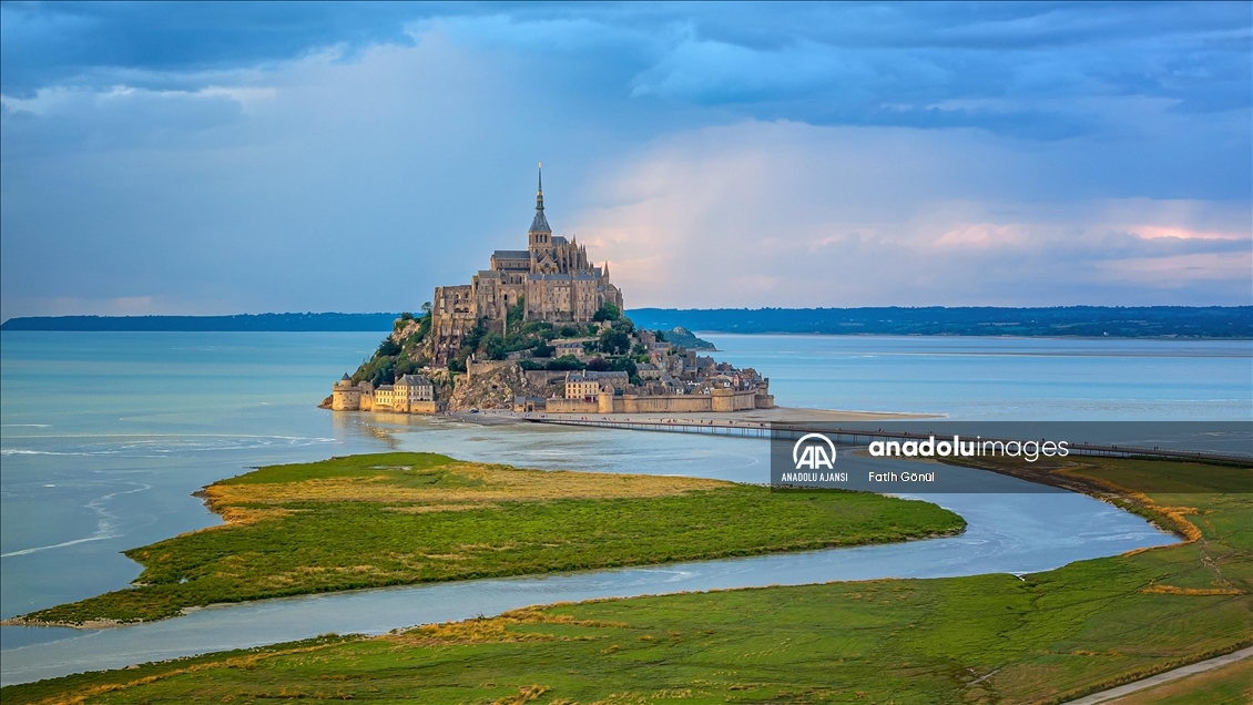 Orta Çağ mimarisiyle dikkati çeken Mont Saint Michel