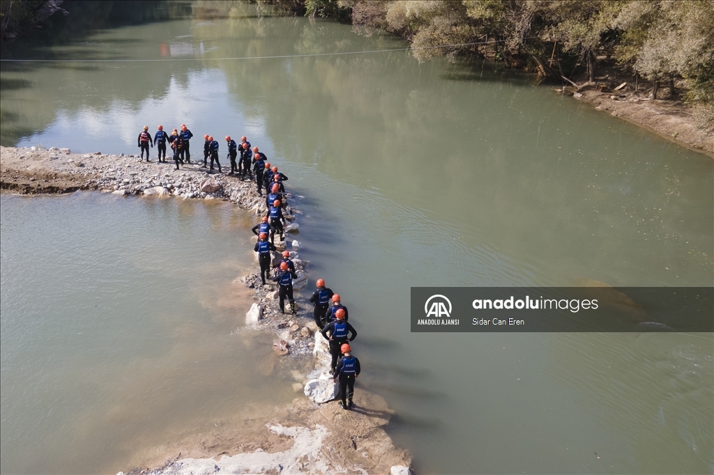 AFAD'ın arama kurtarma ekipleri eğitimlerini Munzur Çayı'nda alıyor