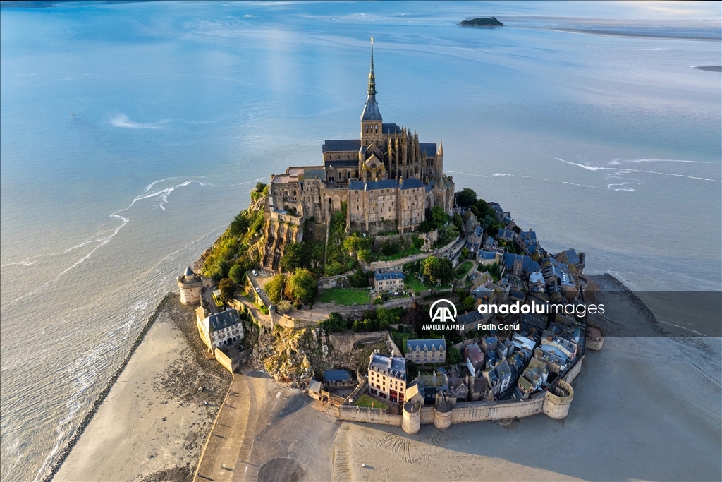 Orta Çağ mimarisiyle dikkati çeken Mont Saint Michel