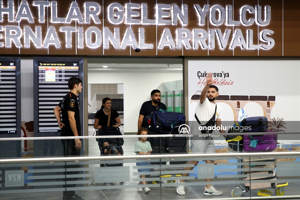 Lübnan'dan ayrılan Türk vatandaşları uçakla Mersin'e geldi