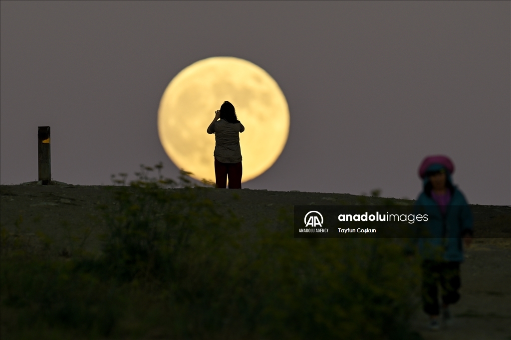 Hunter's Supermoon rises over San Francisco Bay