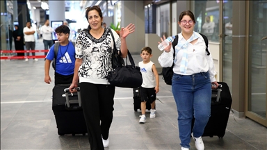 Lübnan'dan ayrılan Türk vatandaşları uçakla Mersin'e geldi