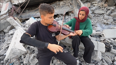 Zarokê Filistînî yê ji ber êrîşên Îsraîlê milê wî jêbû, bi destê protez li kemanê dide