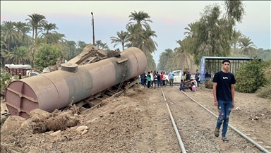 Mısır'ın Giza kentinde yük treni ile vinç kazasında 3 kişi yaralandı