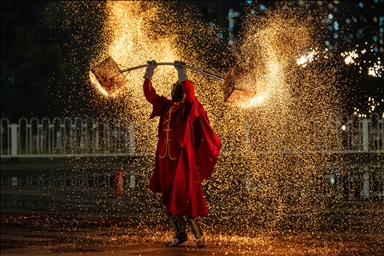 EN IMAGES : découvrez les performances spectaculaires de Huohu (pot de feu) à Guangzhou, en Chine