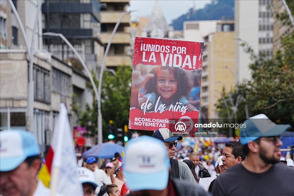 Bogota'da yüzlerce kişi çocuk hakları ve güvenliği için yürüdü