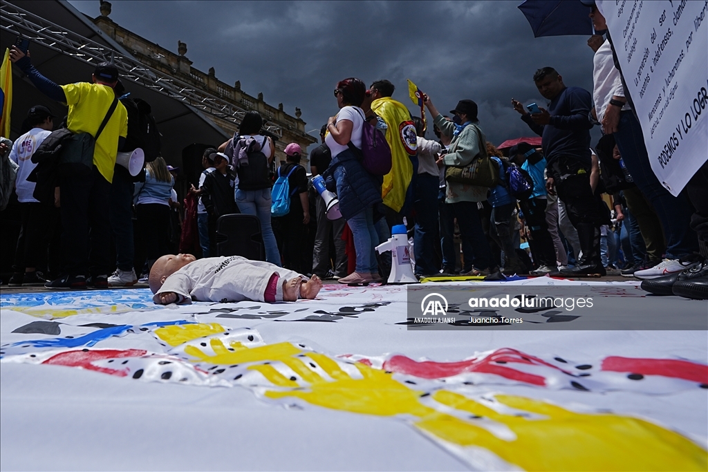 Bogota'da yüzlerce kişi çocuk hakları ve güvenliği için yürüdü