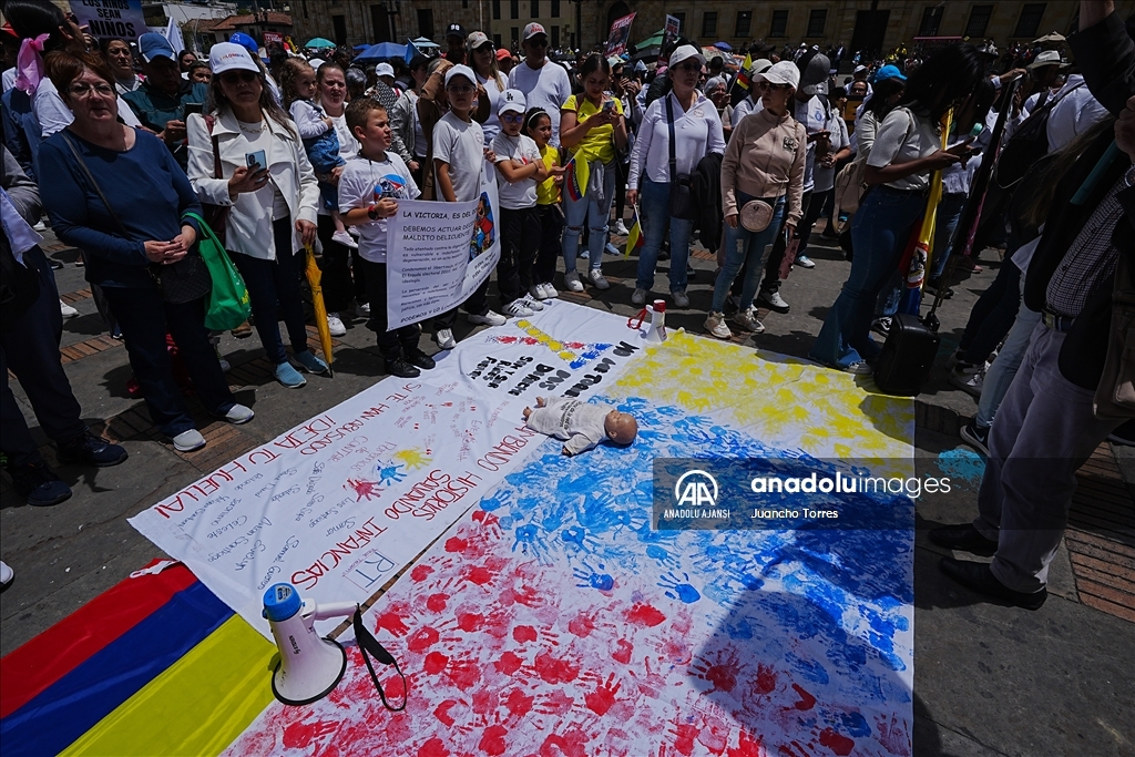 Bogota'da yüzlerce kişi çocuk hakları ve güvenliği için yürüdü