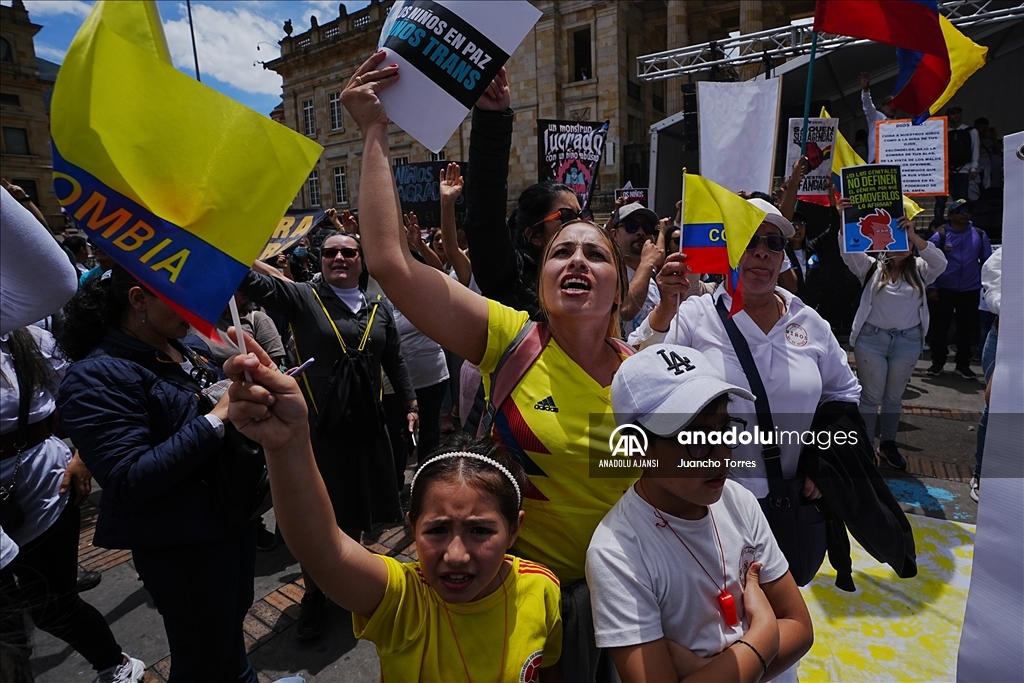 Bogota'da yüzlerce kişi çocuk hakları ve güvenliği için yürüdü