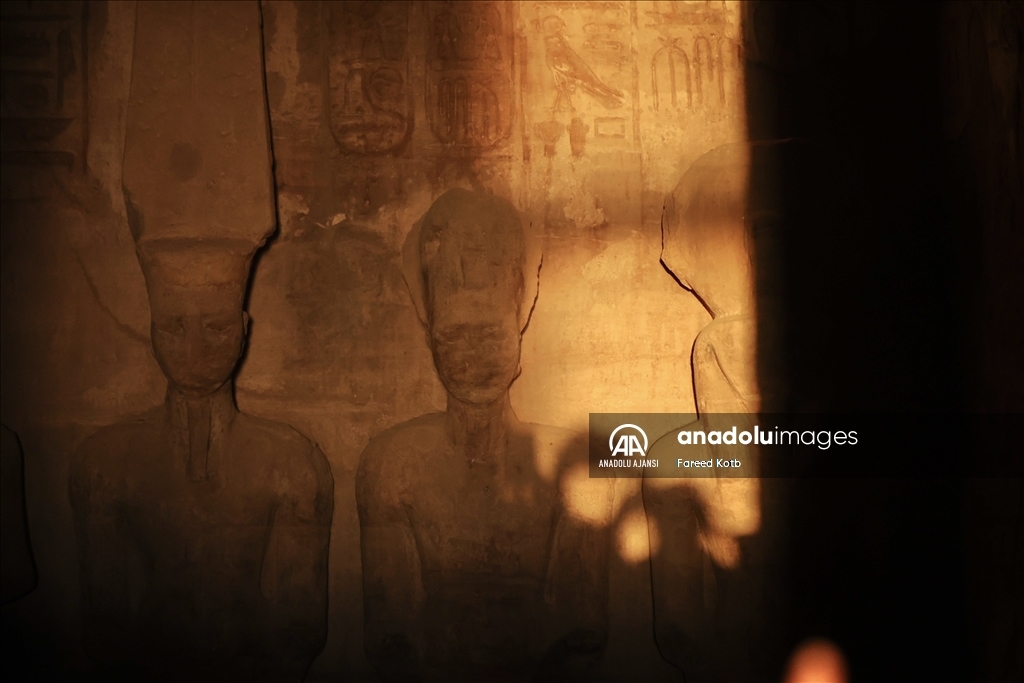 Mısır'daki Ebu Simbel Tapınağındaki Firavun II. Ramses heykeline güneş vurdu