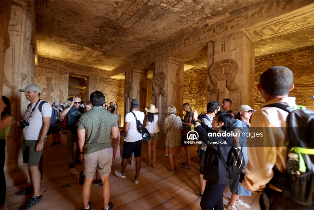 Mısır'daki Ebu Simbel Tapınağındaki Firavun II. Ramses heykeline güneş vurdu