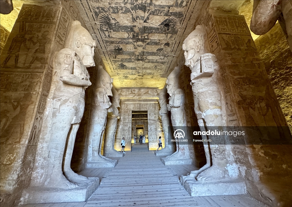 Mısır'daki Ebu Simbel Tapınağındaki Firavun II. Ramses heykeline güneş vurdu