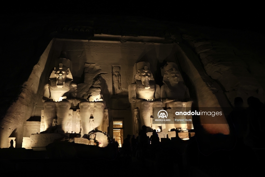 Mısır'daki Ebu Simbel Tapınağındaki Firavun II. Ramses heykeline güneş vurdu