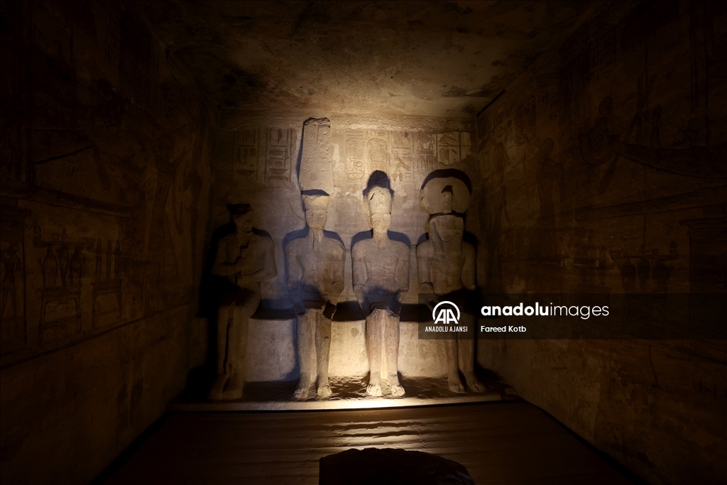 Mısır'daki Ebu Simbel Tapınağındaki Firavun II. Ramses heykeline güneş vurdu
