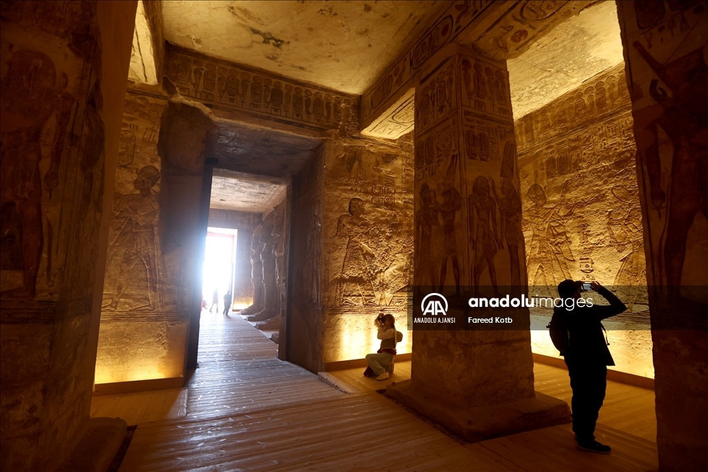 Mısır'daki Ebu Simbel Tapınağındaki Firavun II. Ramses heykeline güneş vurdu