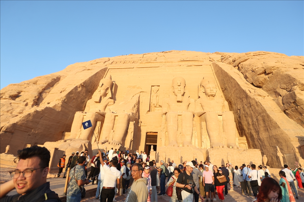 Sun 'rises' on Ramesses II statue in Egypt