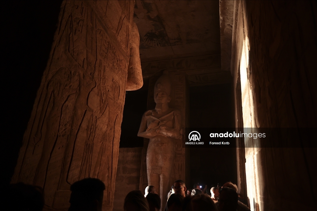 Mısır'daki Ebu Simbel Tapınağındaki Firavun II. Ramses heykeline güneş vurdu