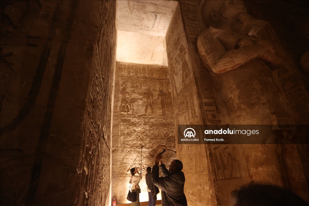 Mısır'daki Ebu Simbel Tapınağındaki Firavun II. Ramses heykeline güneş vurdu