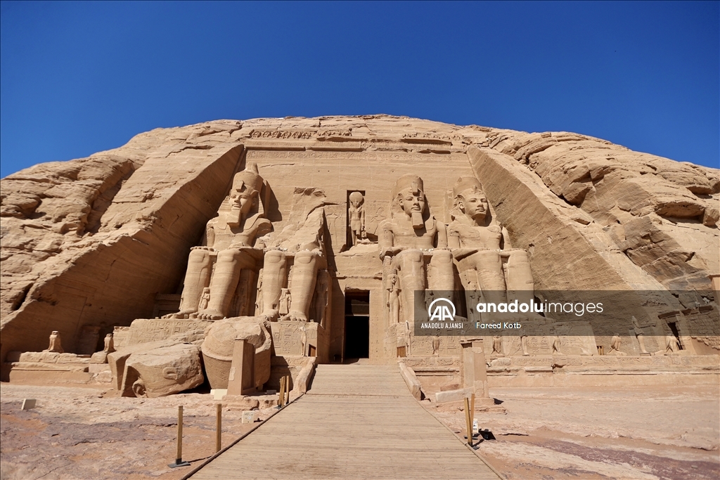 Mısır'daki Ebu Simbel Tapınağındaki Firavun II. Ramses heykeline güneş vurdu