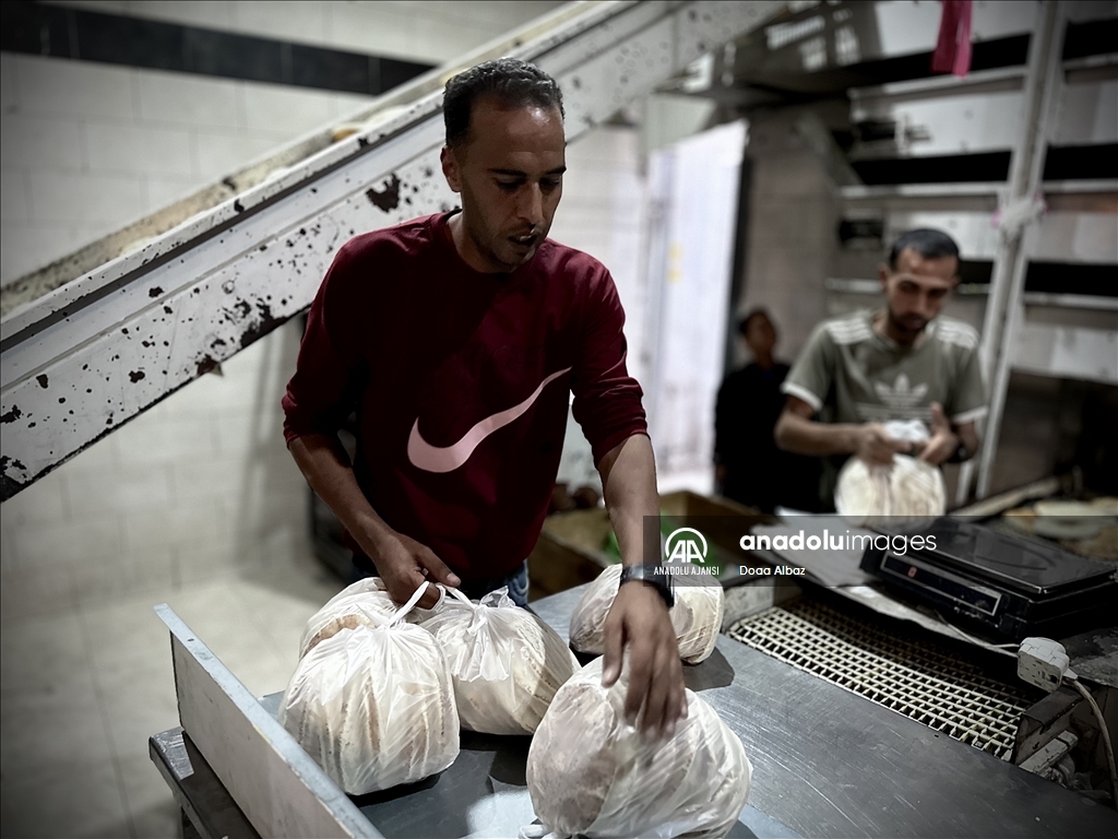 Gazze'nin Han Yunus'taki Filistinliler, bölgede çalışan tek fırından ekmek alabilmek kuyrukta bekledi