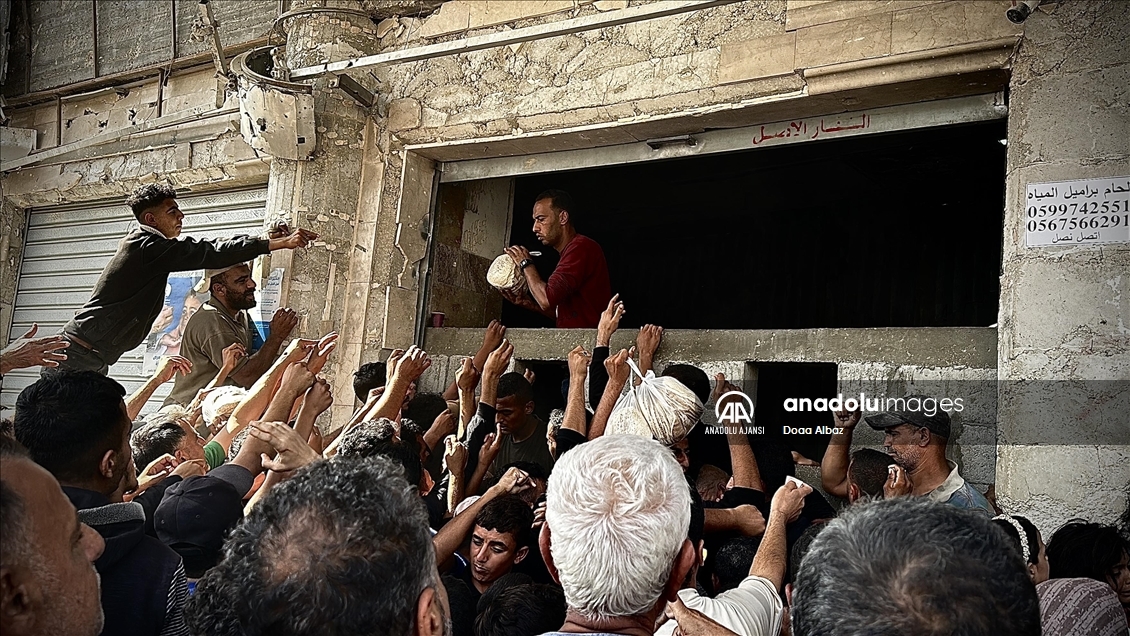 Gazze'nin Han Yunus'taki Filistinliler, bölgede çalışan tek fırından ekmek alabilmek kuyrukta bekledi