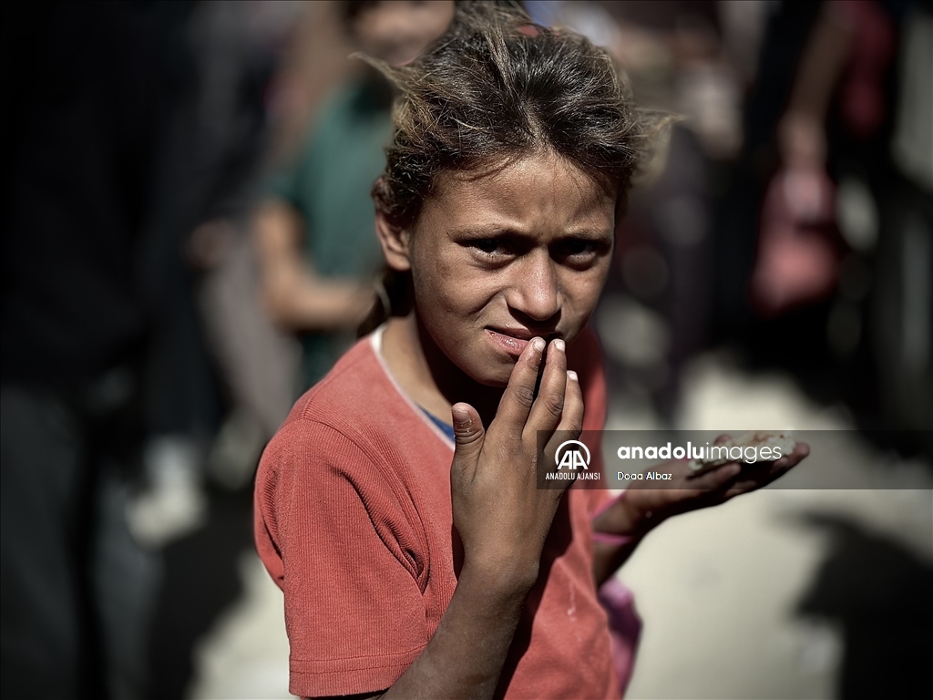 Gazze'nin Han Yunus'taki Filistinliler, bölgede çalışan tek fırından ekmek alabilmek kuyrukta bekledi