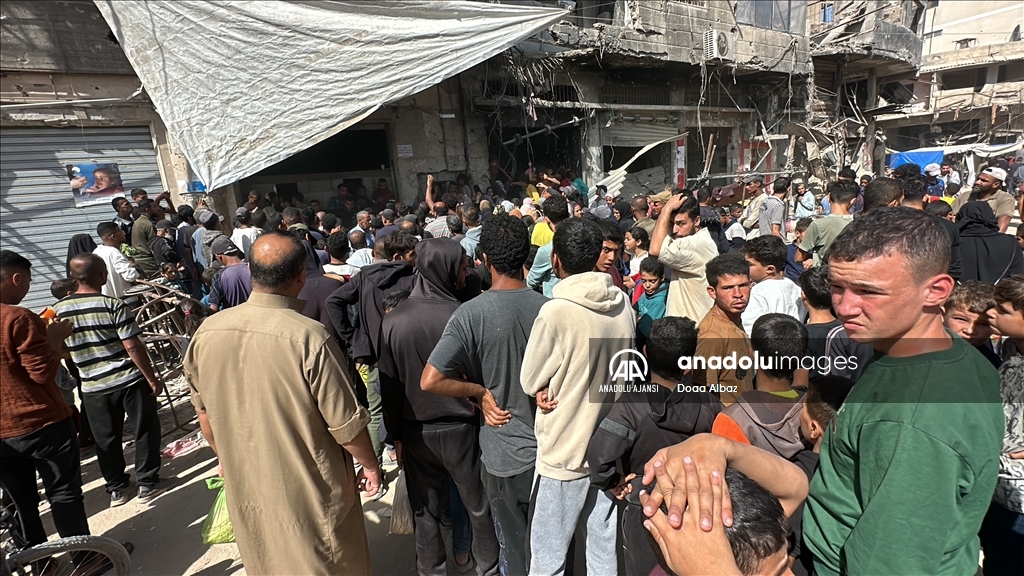 Gazze'nin Han Yunus'taki Filistinliler, bölgede çalışan tek fırından ekmek alabilmek kuyrukta bekledi