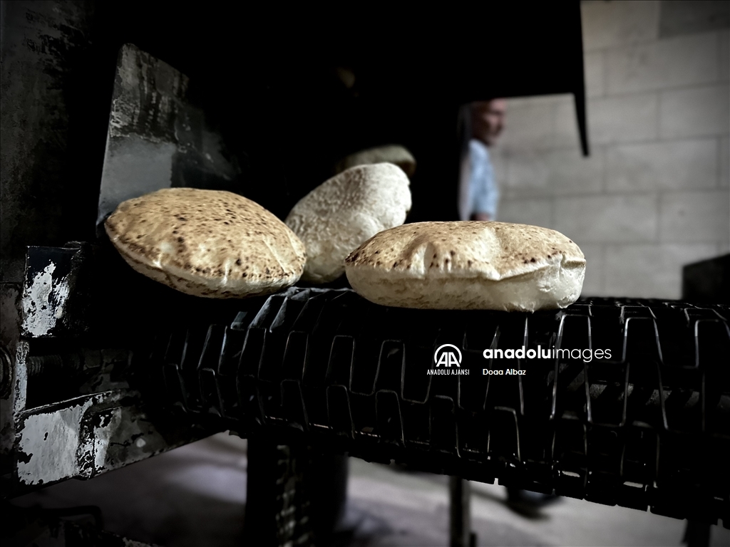 Gazze'nin Han Yunus'taki Filistinliler, bölgede çalışan tek fırından ekmek alabilmek kuyrukta bekledi