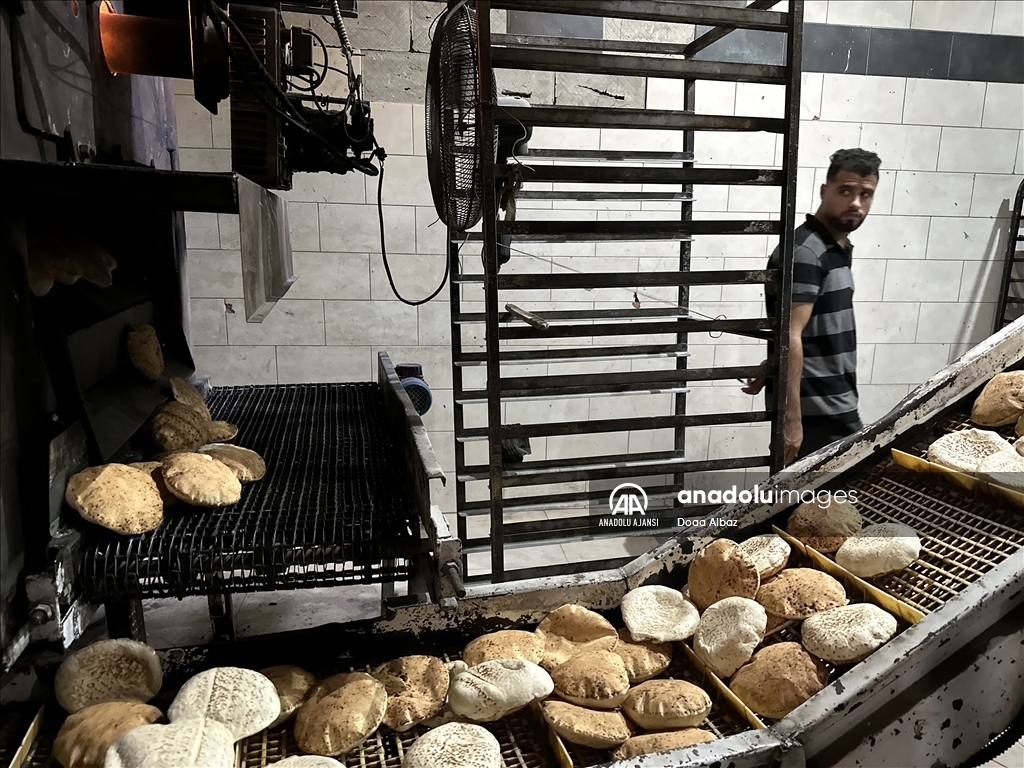 Gazze'nin Han Yunus'taki Filistinliler, bölgede çalışan tek fırından ekmek alabilmek kuyrukta bekledi