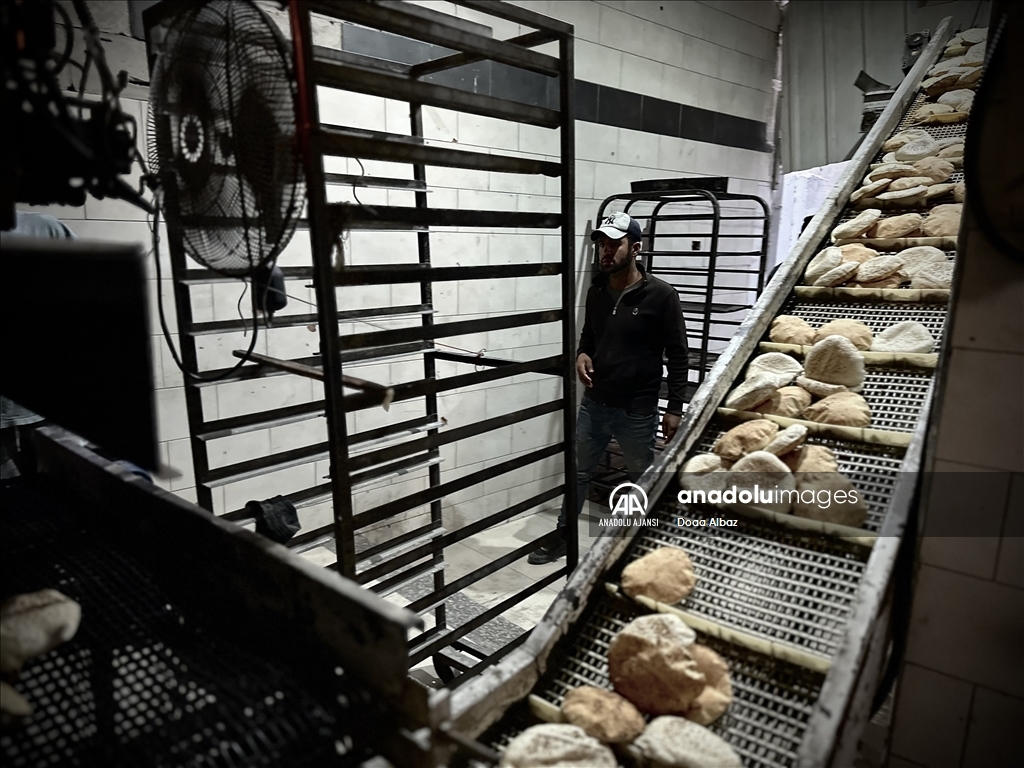 Gazze'nin Han Yunus'taki Filistinliler, bölgede çalışan tek fırından ekmek alabilmek kuyrukta bekledi