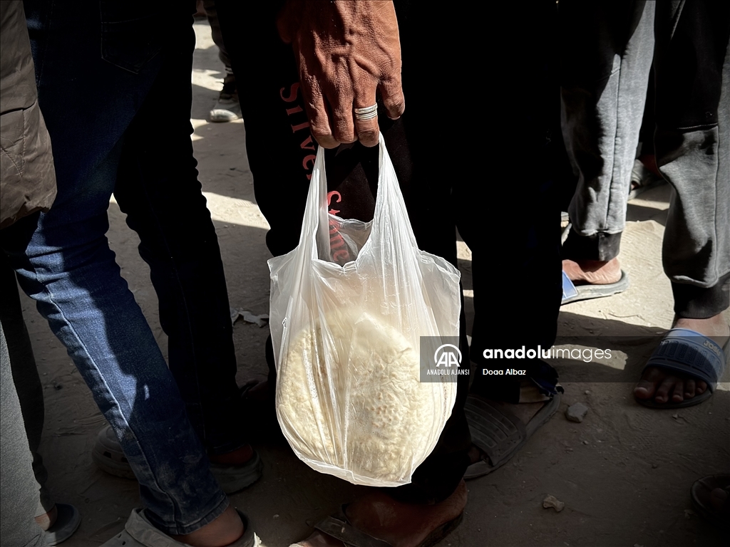 Gazze'nin Han Yunus'taki Filistinliler, bölgede çalışan tek fırından ekmek alabilmek kuyrukta bekledi
