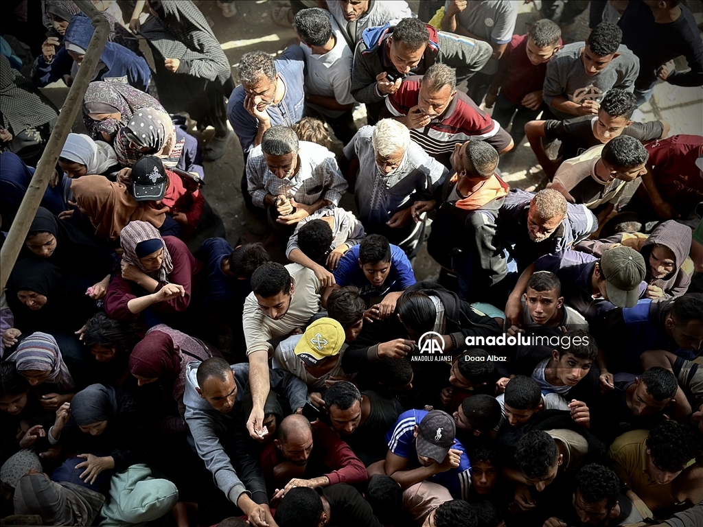 Gazze'nin Han Yunus'taki Filistinliler, bölgede çalışan tek fırından ekmek alabilmek kuyrukta bekledi