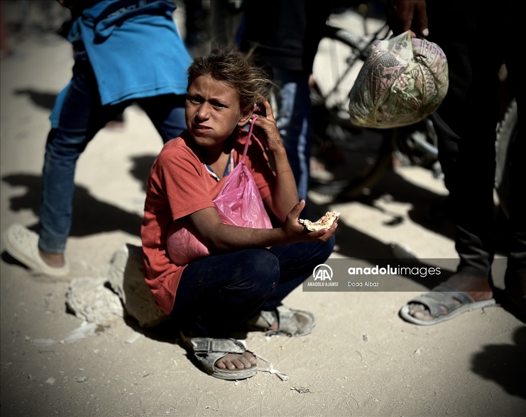 Gazze'nin Han Yunus'taki Filistinliler, bölgede çalışan tek fırından ekmek alabilmek kuyrukta bekledi