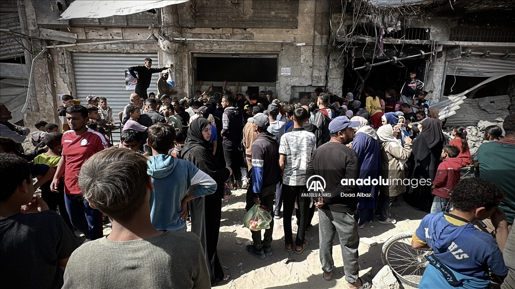 Gazze'nin Han Yunus'taki Filistinliler, bölgede çalışan tek fırından ekmek alabilmek kuyrukta bekledi