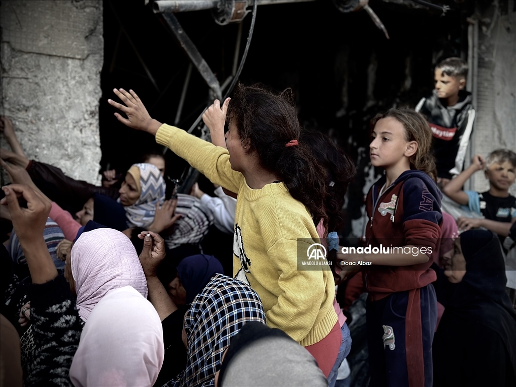 Gazze'nin Han Yunus'taki Filistinliler, bölgede çalışan tek fırından ekmek alabilmek kuyrukta bekledi