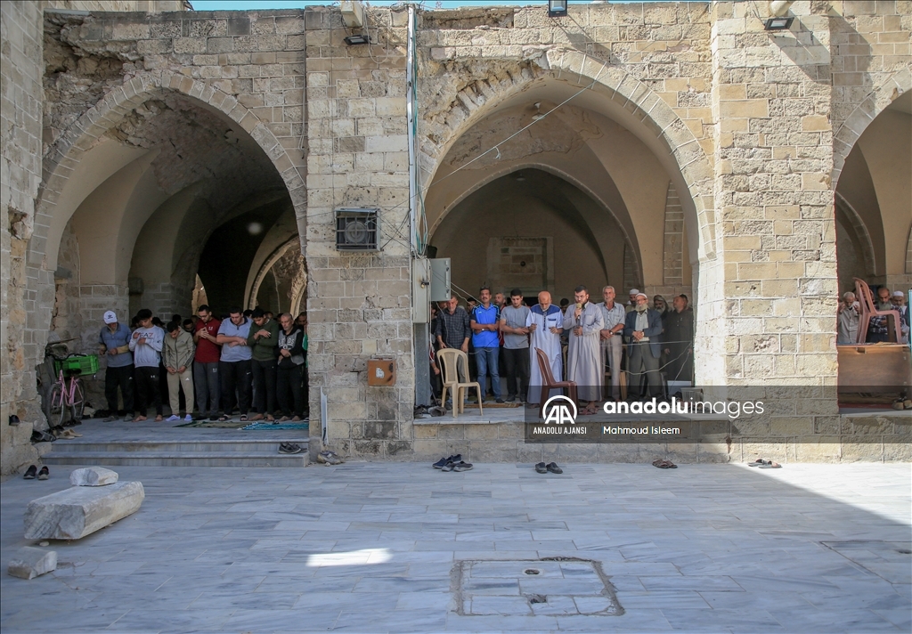 İsrail saldırılarında bir kısmı yıkılan Gazze'deki Ömer Camisi'nde cuma namazı