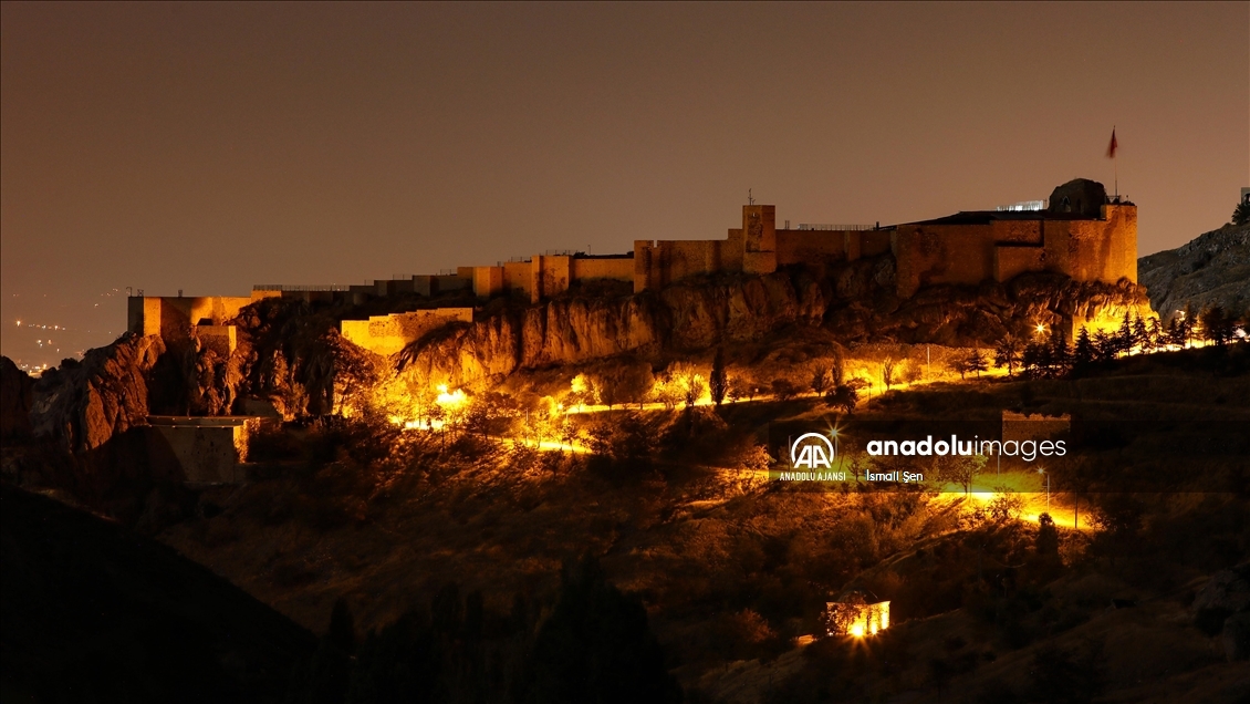 Elazığ'ın tarihi Harput Mahallesi gece görüntülendi